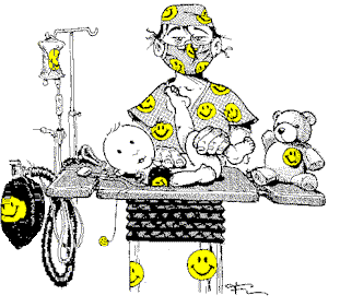 Illustrazione di un medico pediatrico che opera un neonato su un tavolo chirurgico, circondato da giocattoli e simboli di sorrisi gialli.